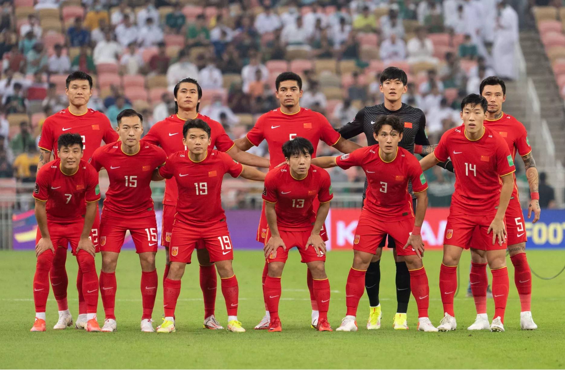 包含国内足球联赛激情澎湃，球队竞争激烈的词条