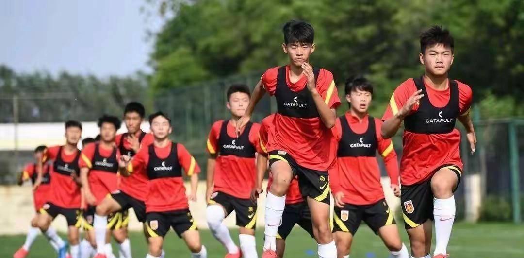 球员们在激烈比拼中展现出色的技术与意志 球员们在激烈比拼中展现出色的技术与意志英文 