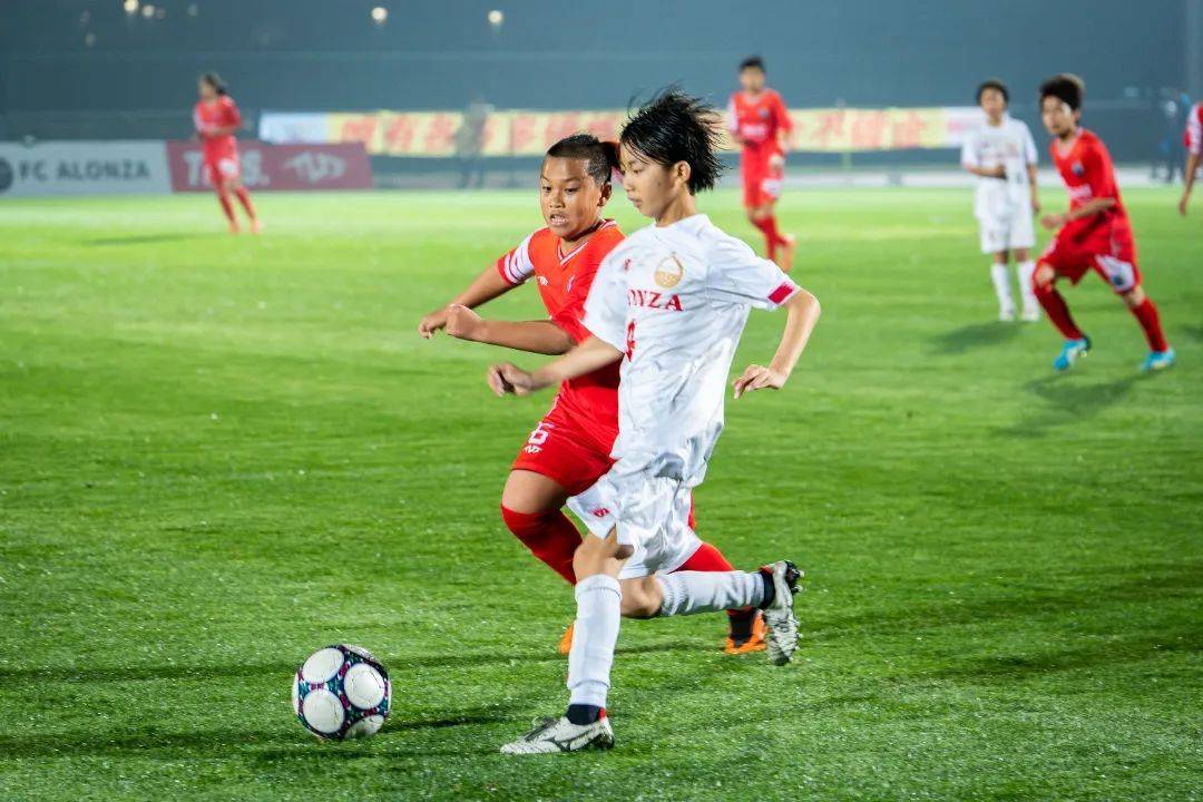 包含国内足球青年队磨砺成长，备战未来赛事意志坚定的词条