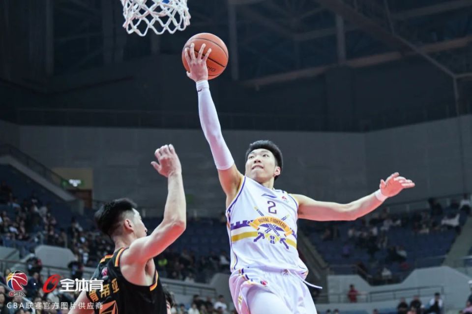 江苏男篮奋力拼搏，战胜对手锁定胜局 