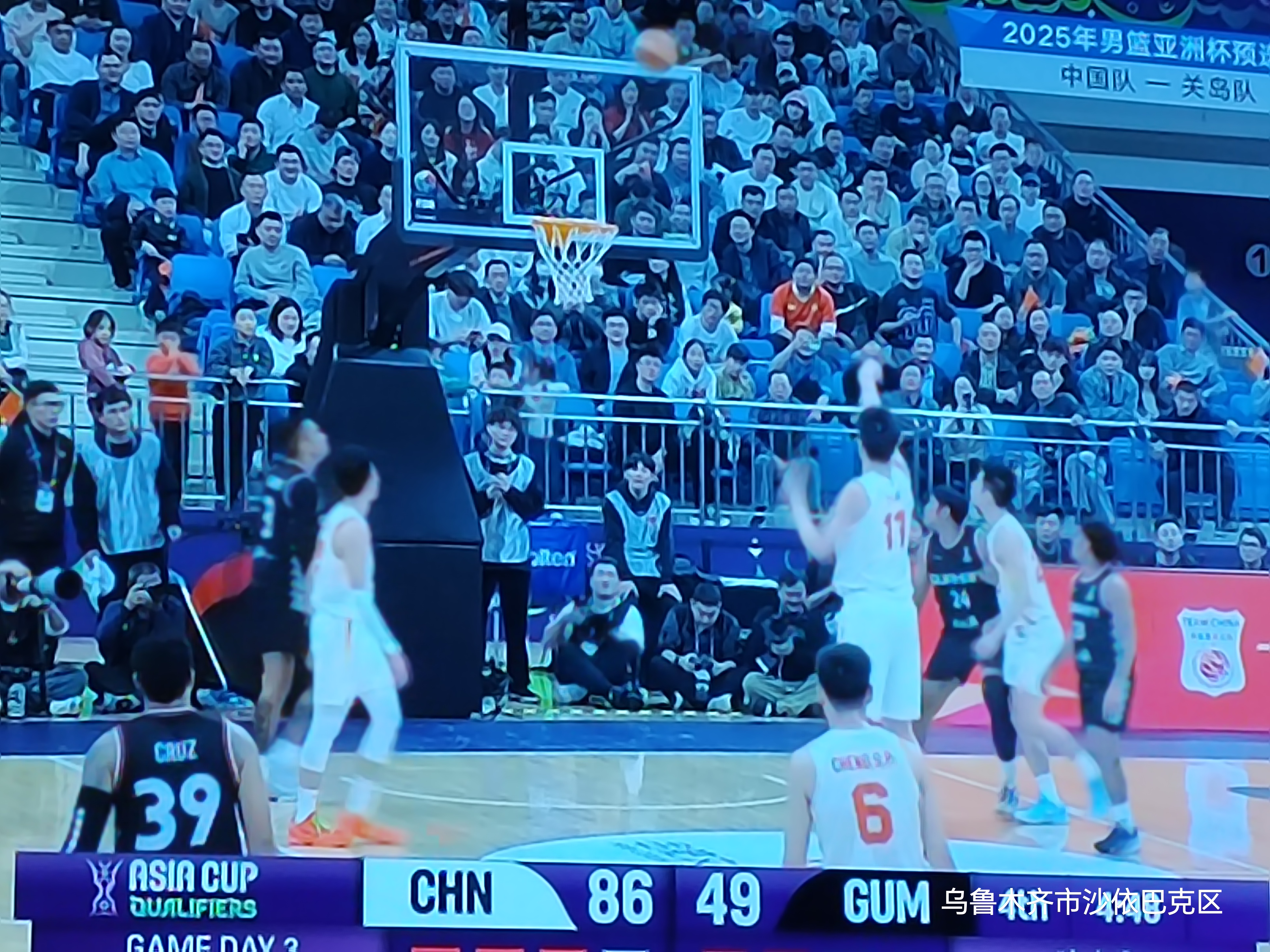比赛中球队在绝境中挣扎，终于获得胜利 