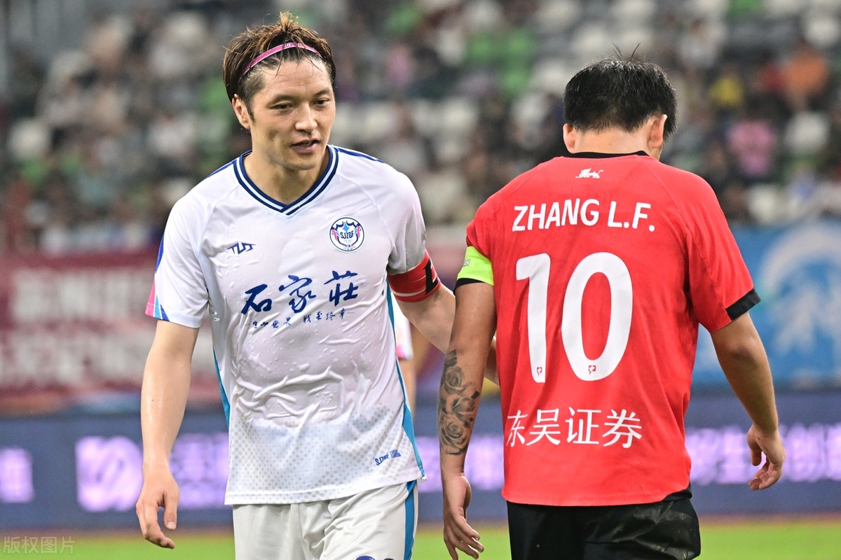 足球赛事风波不断，话题热议不减 