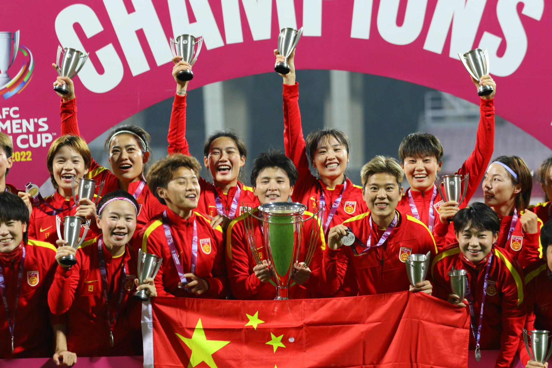 中国女足球员在国际比赛中取得辉煌胜利 